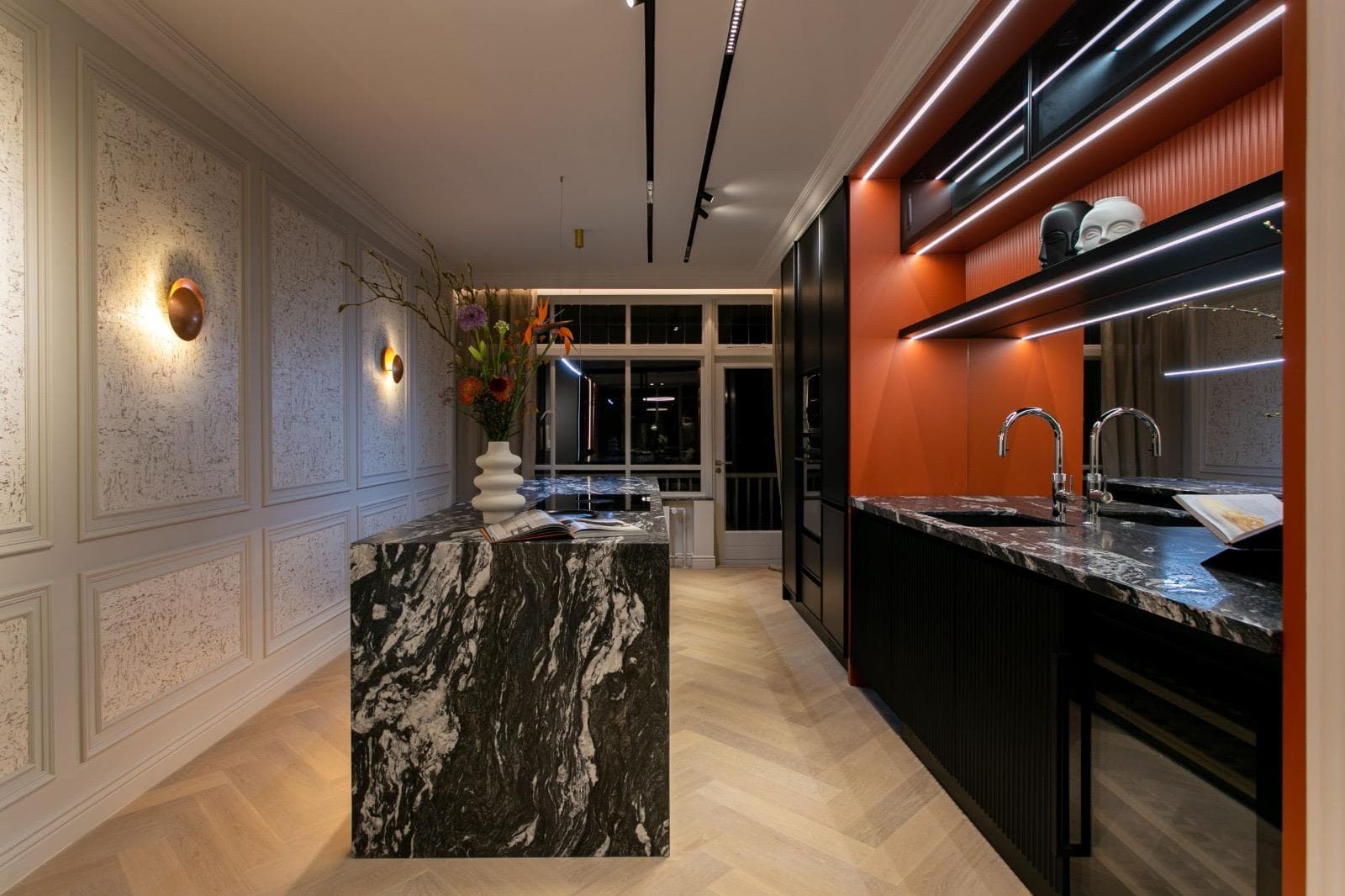 Vakman aan het werk met natuursteen